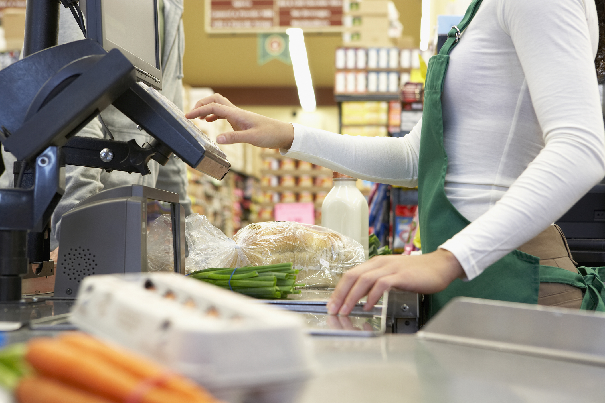 Se vor închide supermarketurile în weekend? Propunerea a dus la contre între marii și micii comercianți