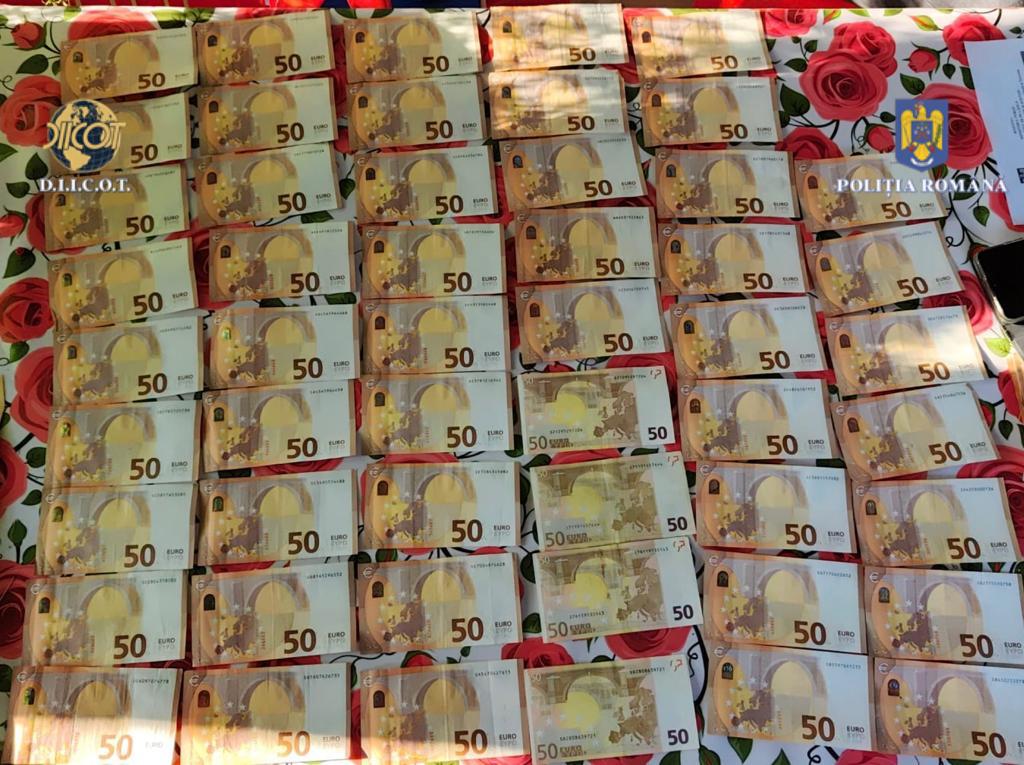Bijuterii, telefoane, utilaje agricole și cereale cumpărate cu euro falși. Sute de bancnote contrafăcute, descoperite de polițiști