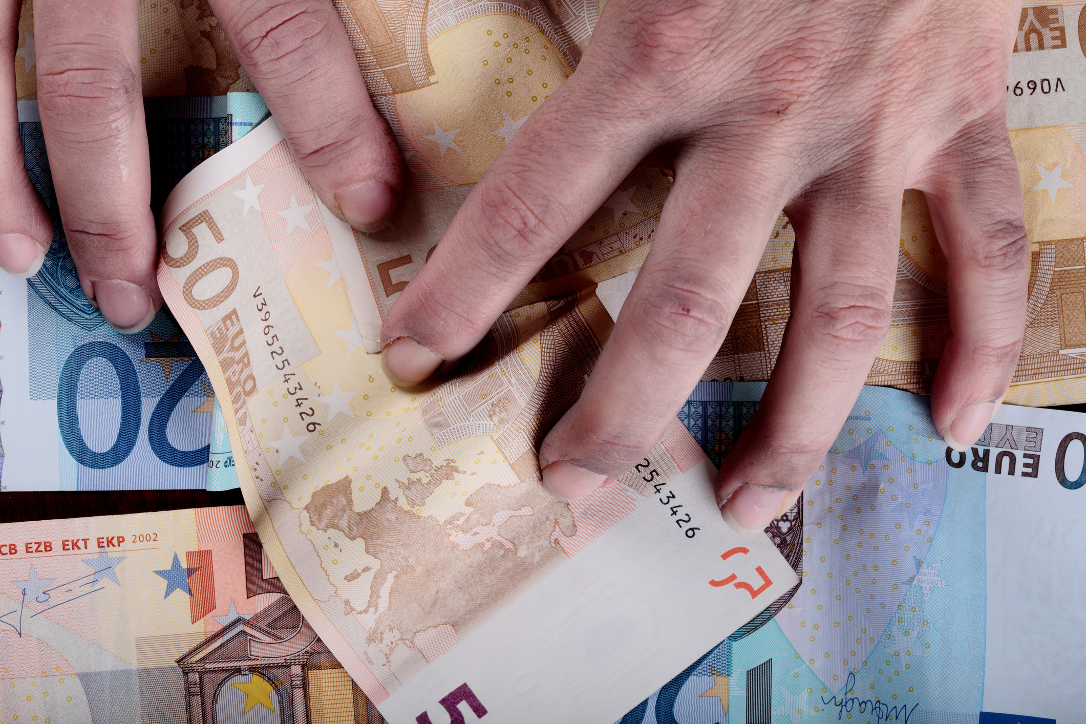 Angajata băncii, care a furat un milion de euro din conturile clienților și a dat banii la săraci și la biserici, scapă de acuzații