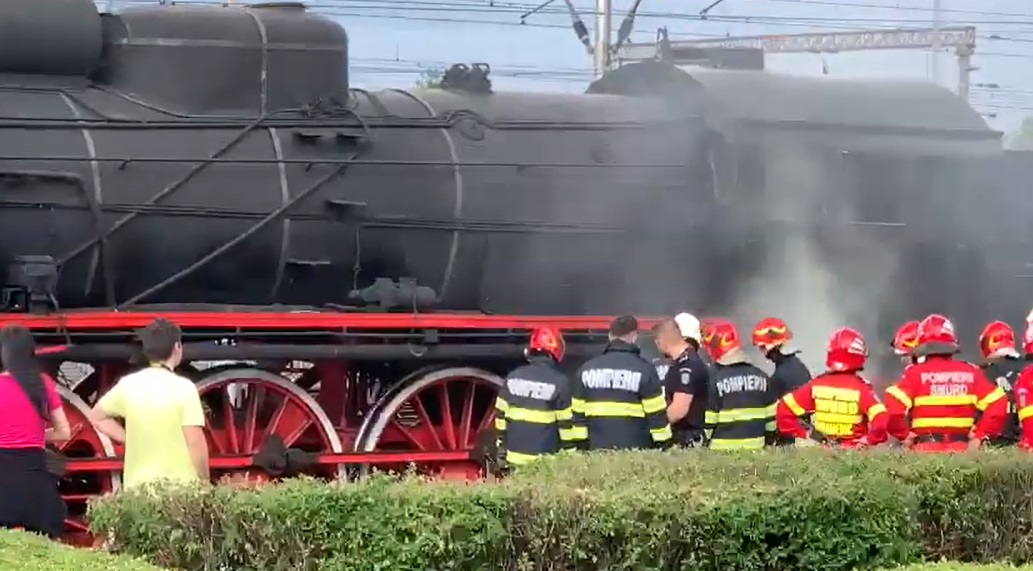 Locomotiva Trenului Regal a luat foc în Gara Brașov. Trei echipaje de pompieri, chemate prin 112