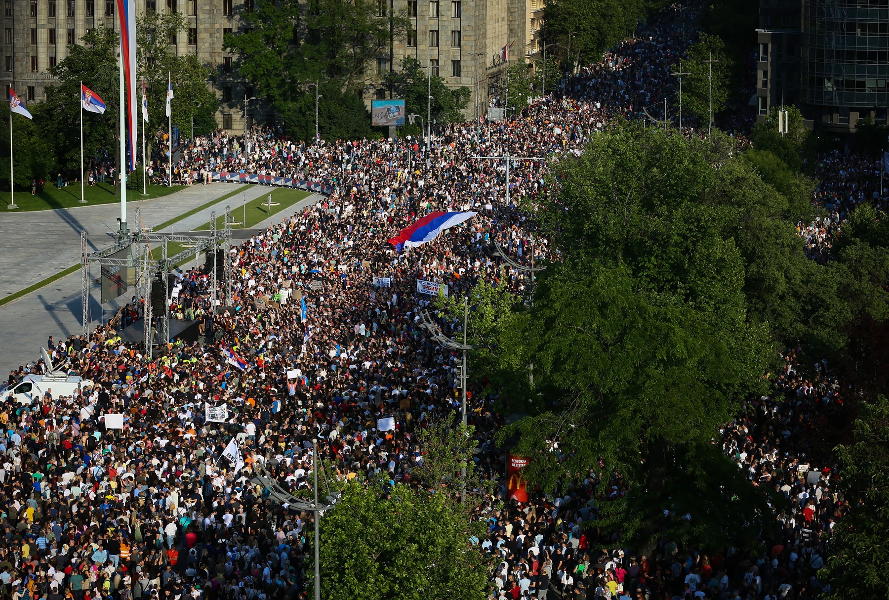 Noi proteste în Serbia, la o lună de la atacurile armate. Zeci de mii de oameni au ieșit în stradă pentru a cincea oară