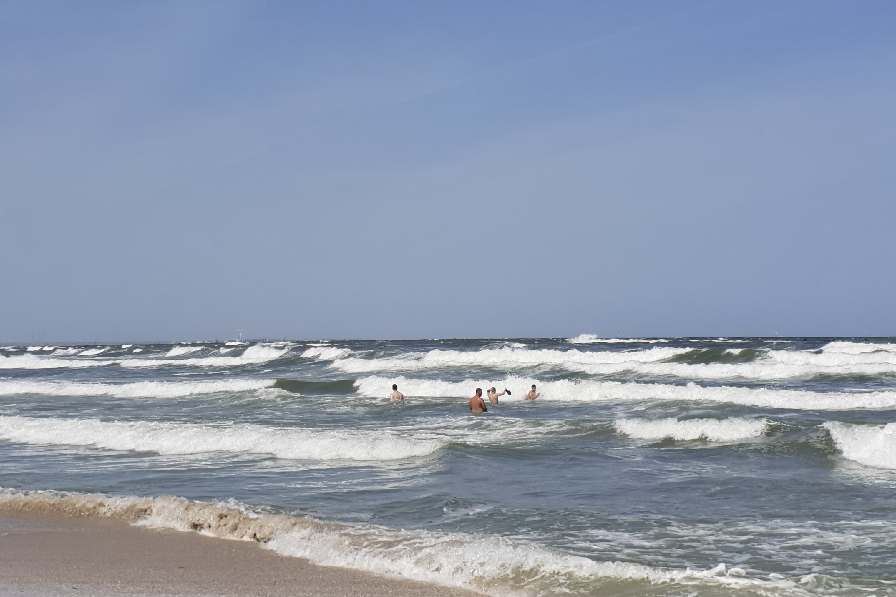 Barcă în derivă pe mare, în zona Vama Veche: 3 persoane au fost recuperate