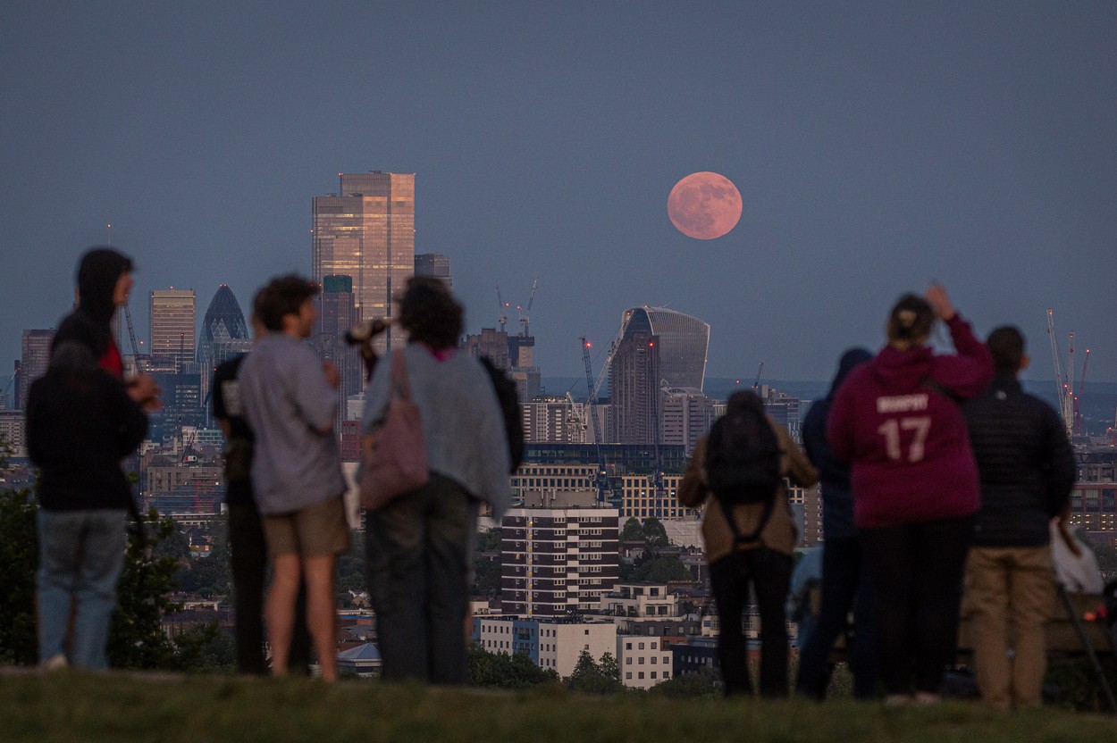 Luna Căpșună luminează cerul nopții în acest weekend. Ce alte fenomene astronomice inedite vor avea loc în 2023