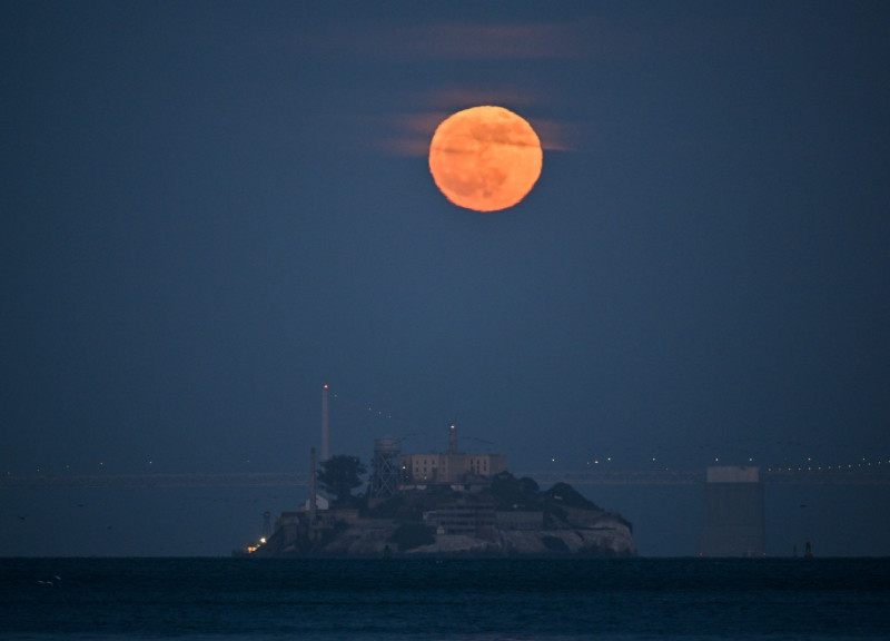 Full Strawberry Moon rises over Alcatraz of San Francisco