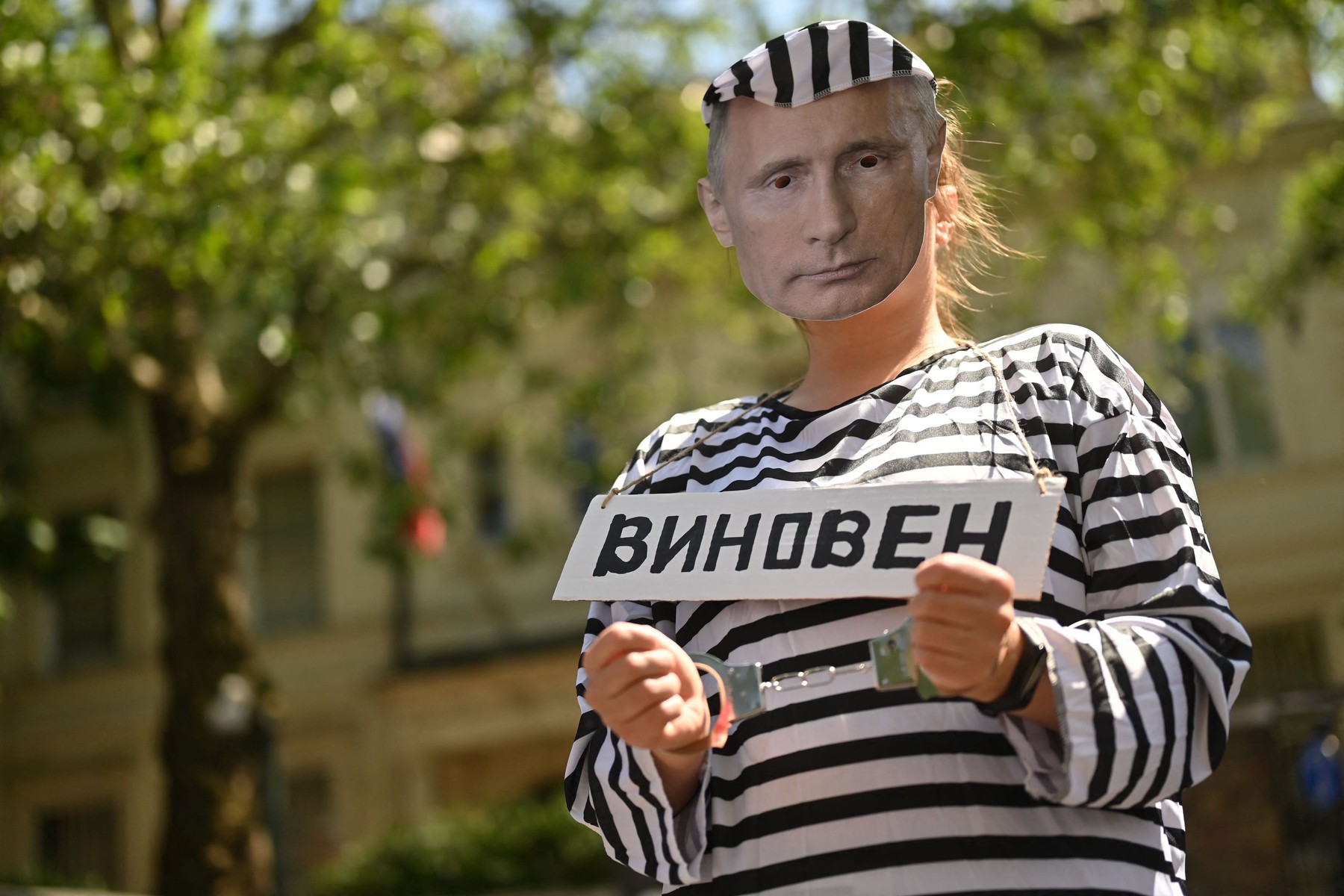 Proteste în Rusia de ziua lui Navalnîi. O femeie a fost arestată pe stradă pentru că avea un balon pe care scria „La mulți ani!”