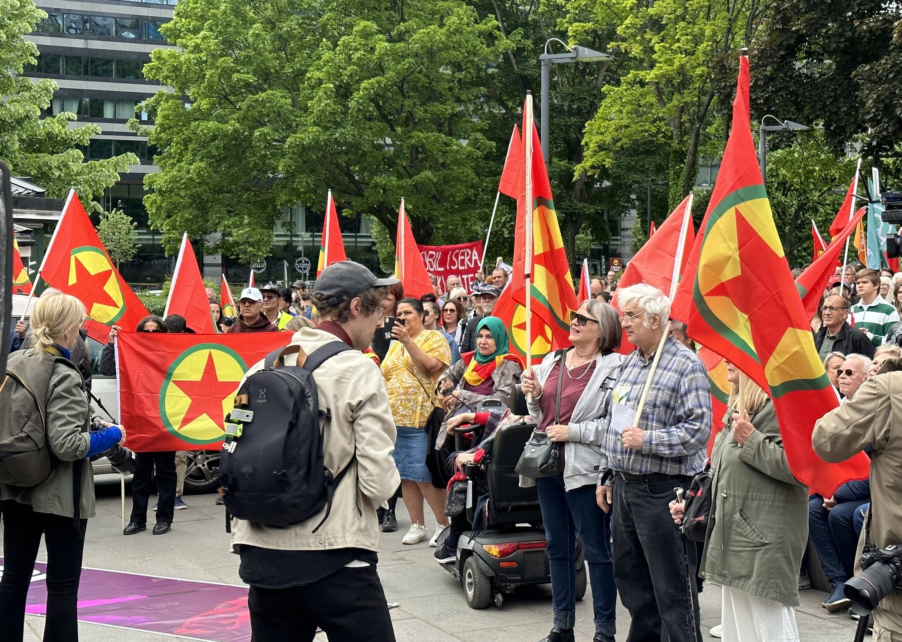 „Apartenenţa noastră la NATO ne-ar supune şantajului lui Erdogan”. Protestatari anti-NATO și pro-kurzi au ieșit în stradă în Stockholm