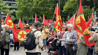 protestatri cu steaguri ale PKK in suedia