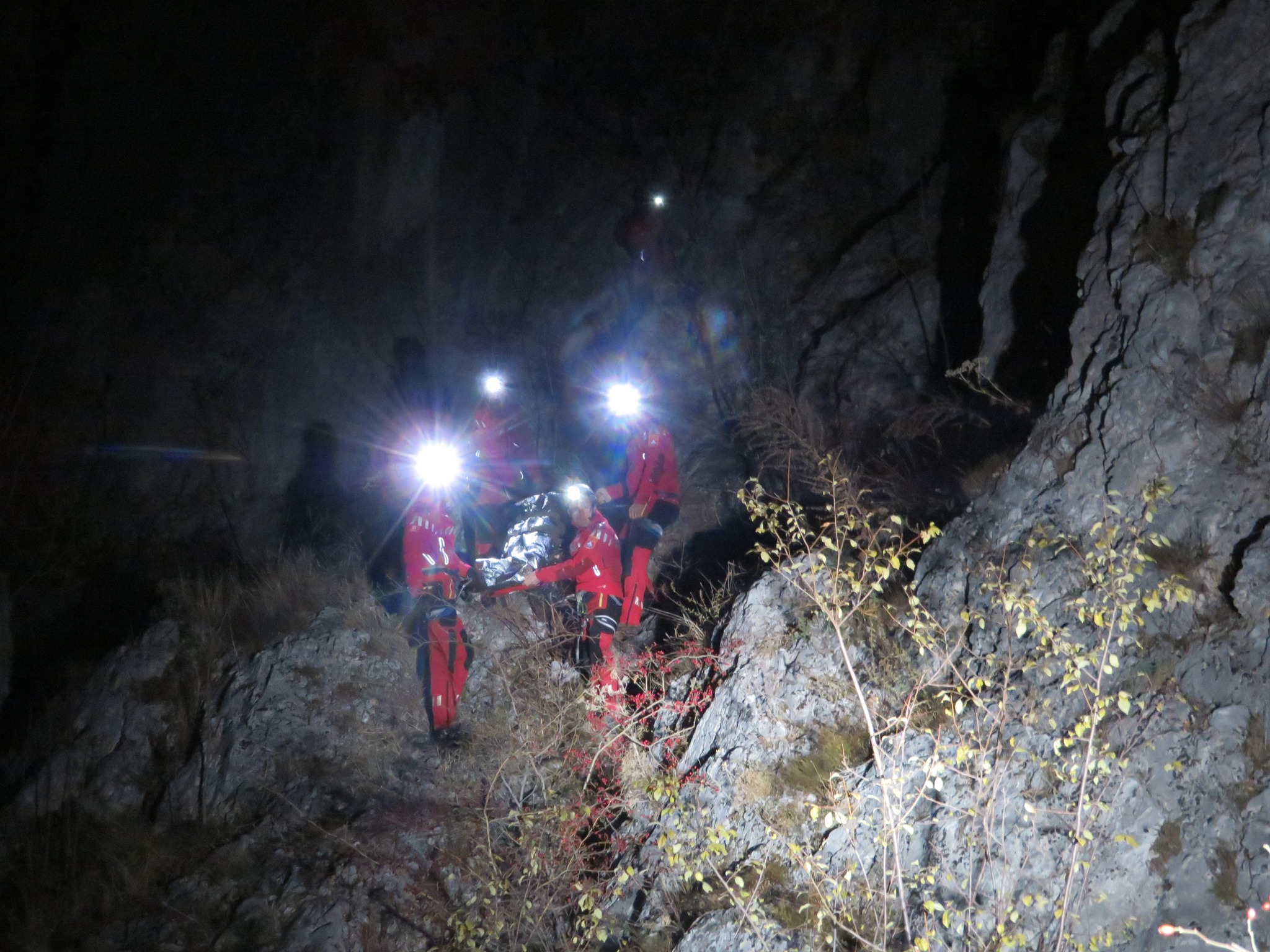 Un turist mort de mai multe zile e coborât azi de pe munte. Elicopterul n-a putut fi trimis acolo, salvamontiștii merg pe jos 9 ore