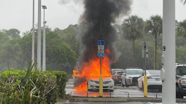 o masina a luat foc intr-o parcare