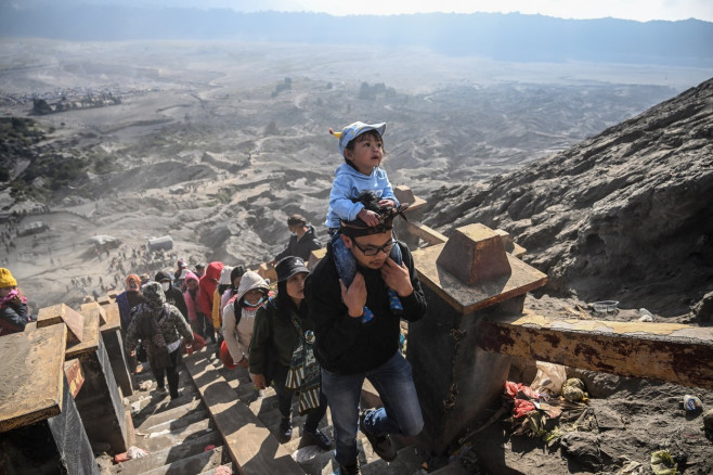 Ritual de sacrificare pe vulcanul Bromo din Indonezia. Foto Profimedia