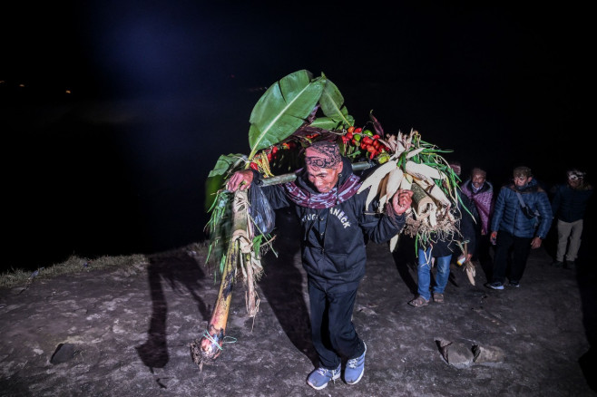 Ritual de sacrificare pe vulcanul Bromo din Indonezia. Foto Profimedia (2)