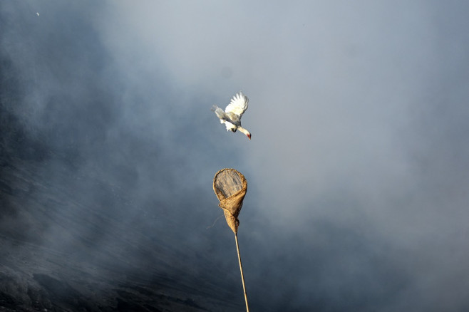 Ritual de sacrificare pe vulcanul Bromo din Indonezia. Foto Profimedia (3)