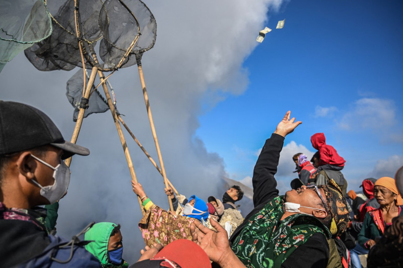 Ritual de sacrificare pe vulcanul Bromo din Indonezia. Foto Profimedia (7)