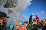 Ritual de sacrificare pe vulcanul Bromo din Indonezia. Foto Profimedia (7)