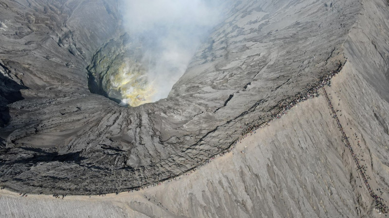 Ritual de sacrificare pe vulcanul Bromo din Indonezia. Foto Profimedia (10)