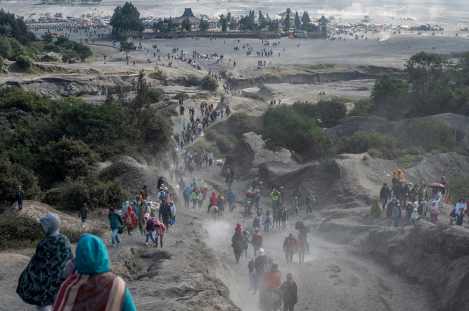 Ritual de sacrificare pe vulcanul Bromo din Indonezia. Foto Profimedia (9)