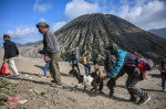 Ritual de sacrificare pe vulcanul Bromo din Indonezia. Foto Profimedia (8)