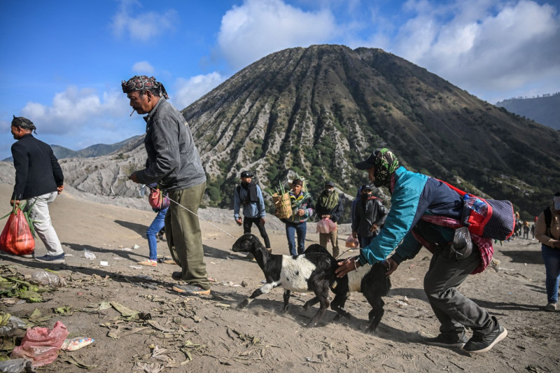 Ritual de sacrificare pe vulcanul Bromo din Indonezia. Foto Profimedia (8)