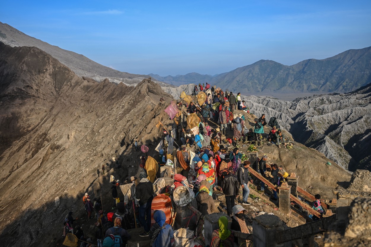 Ritual de sacrificare la vulcanul activ Bromo din Indonezia. Mii de oameni aruncă animale și alimente în crater