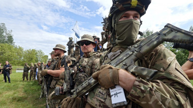 Mai mulți combatanți din Corpul Voluntarilor Ruși sunt instruiți lângă granița cu Rusia, în nordul Ucrainei, pe 24 mai 2023.