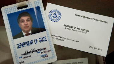 Legitimația de serviciu și cartea de vizită ale fostului agent FBI Robert Hanssen.