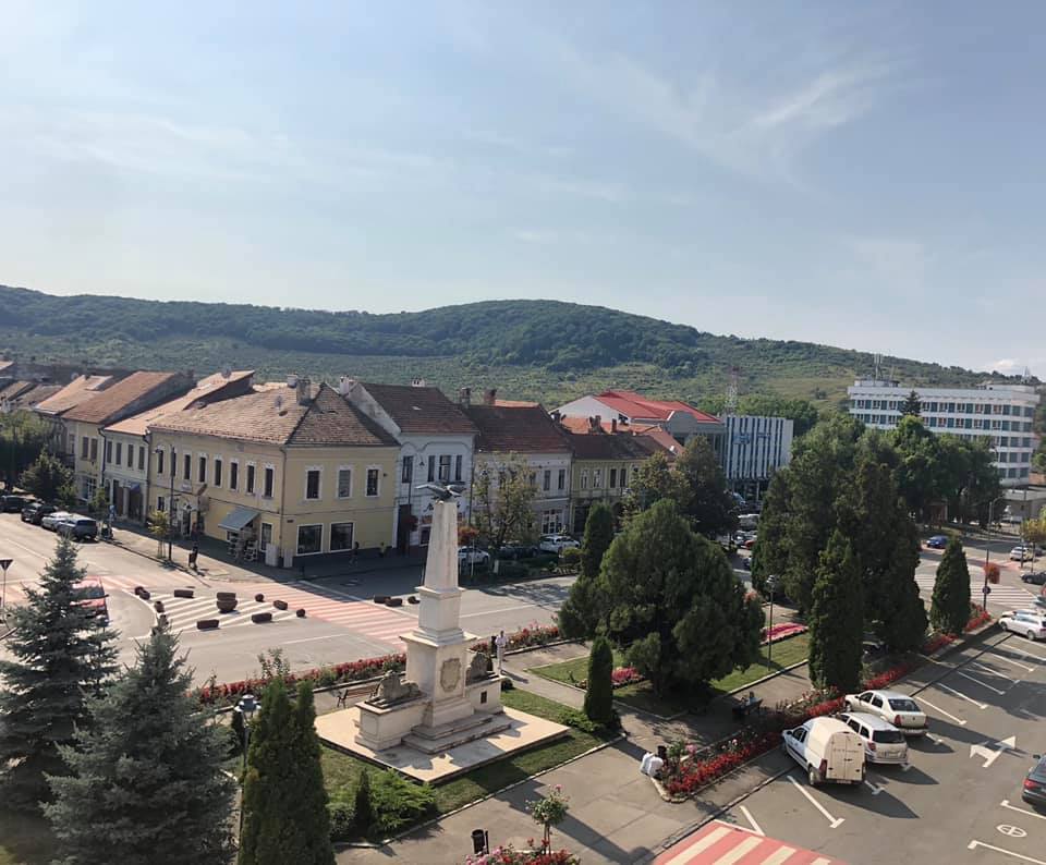 Patru gălățeni au aruncat la gunoi panglici cu drapelul Ungariei luate de pe un monument din Odorheiu Secuiesc. Au fost reținuți