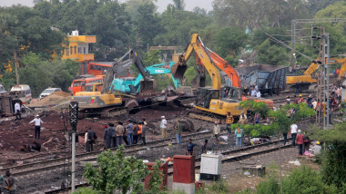 Muncitori curăță resturile de la locul unui accident feroviar în India, statul Odisha, pe 3 iunie 2023.