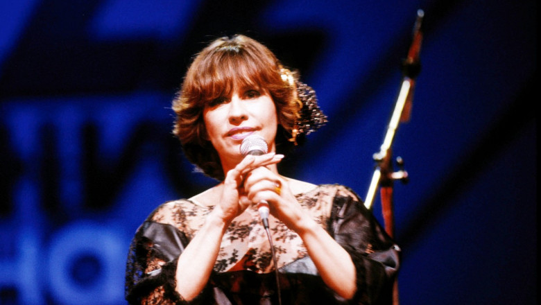 Cântăreața braziliancă Astrud Gilberto cântă pe scenă în timpul unui concert din 1980.