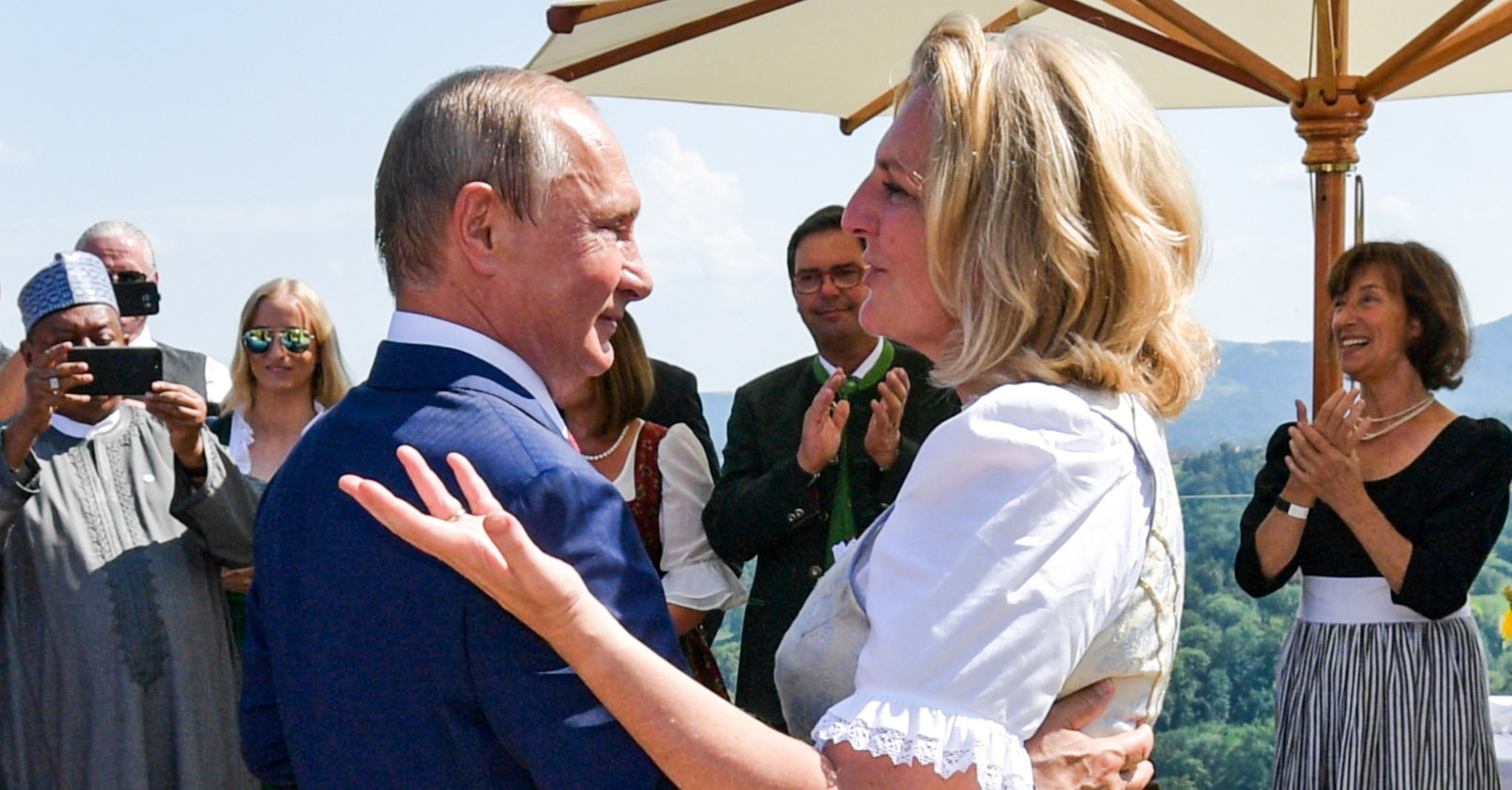 Prietena lui Putin, fosta șefă a diplomației din Austria, Karin Kneissl, ar putea rămâne fără cetățenie. De ce se cere revocarea