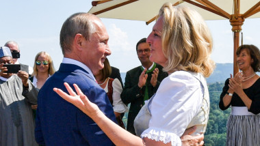 vladimir-putin-karin-kneissl