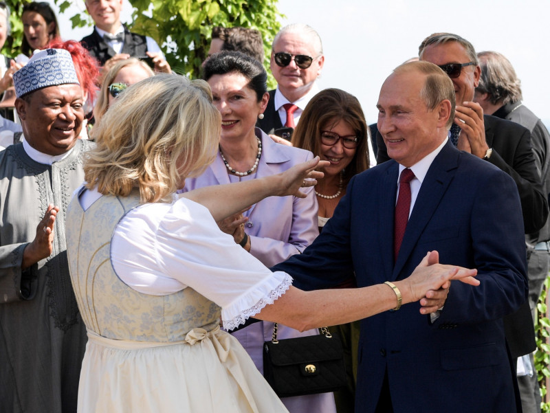 Vladimir Putin dansează cu Karin Kneissl