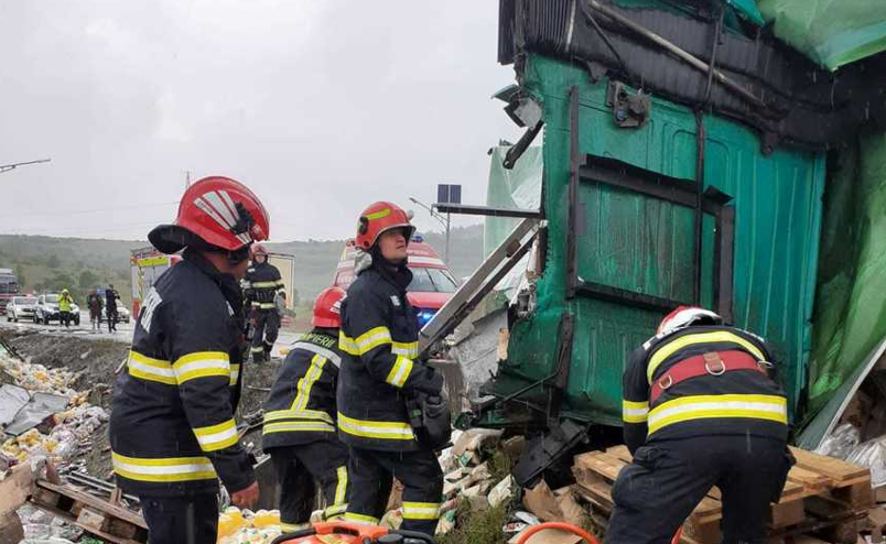 FOTO. Şoferul unui TIR a murit după ce autotrenul s-a răsturnat, pe DN 1. Vehiculul a lovit doi stâlpi şi un cap de pod