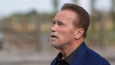 Arnold Schwarzenegger se uita in sus