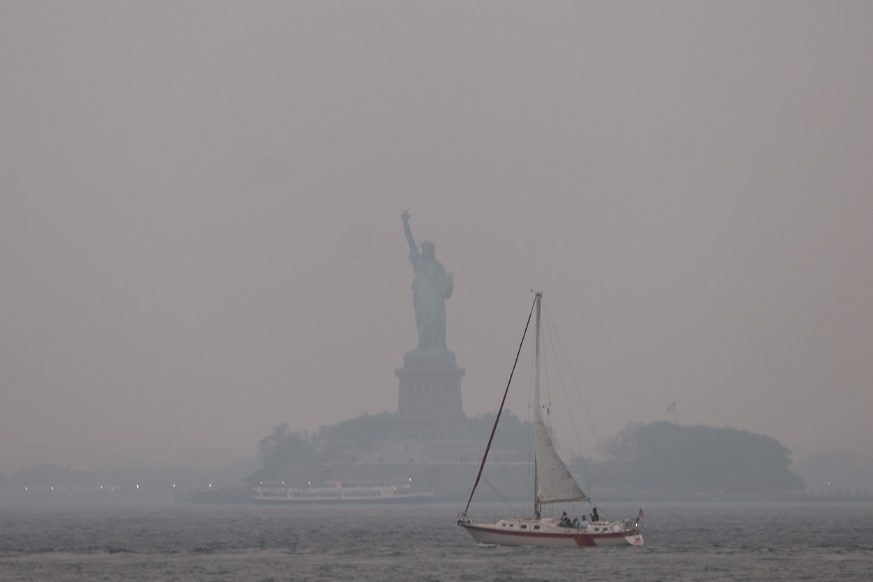Statuia Libertății a fost învăluită de o ceață portocalie. Fumul incendiilor de vegetație din Canada a ajuns până în SUA
