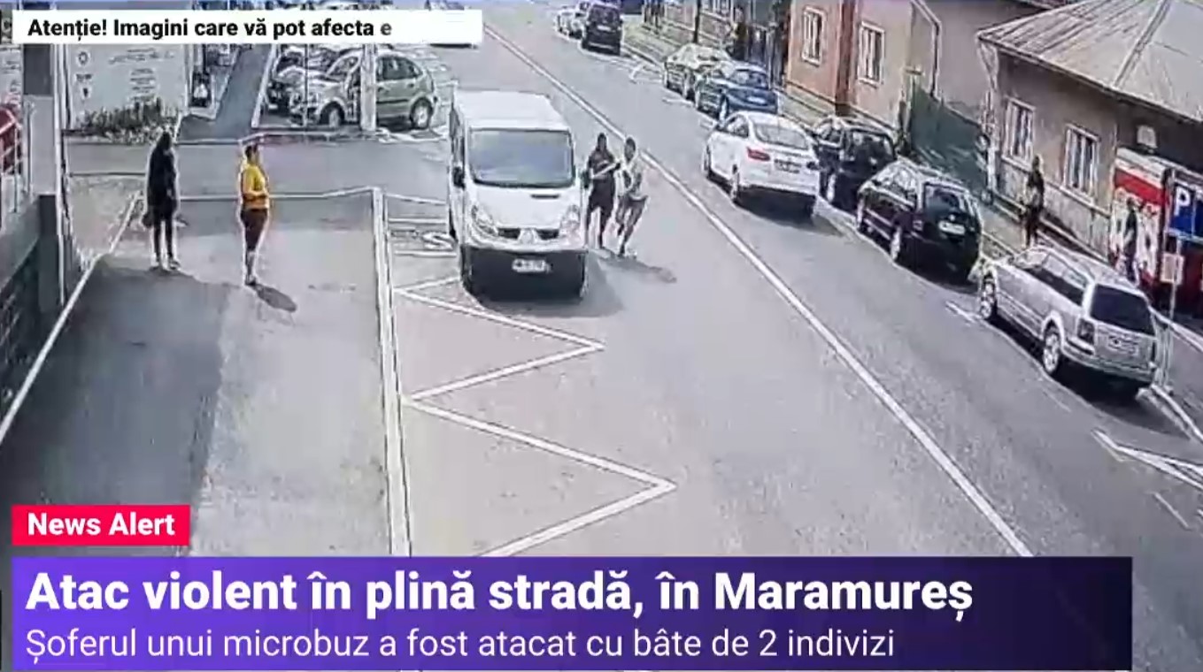 VIDEO Șofer de microbuz, atacat cu bâte în trafic, în Maramureș. Incidentul violent a fost filmat de camerele de supraveghere