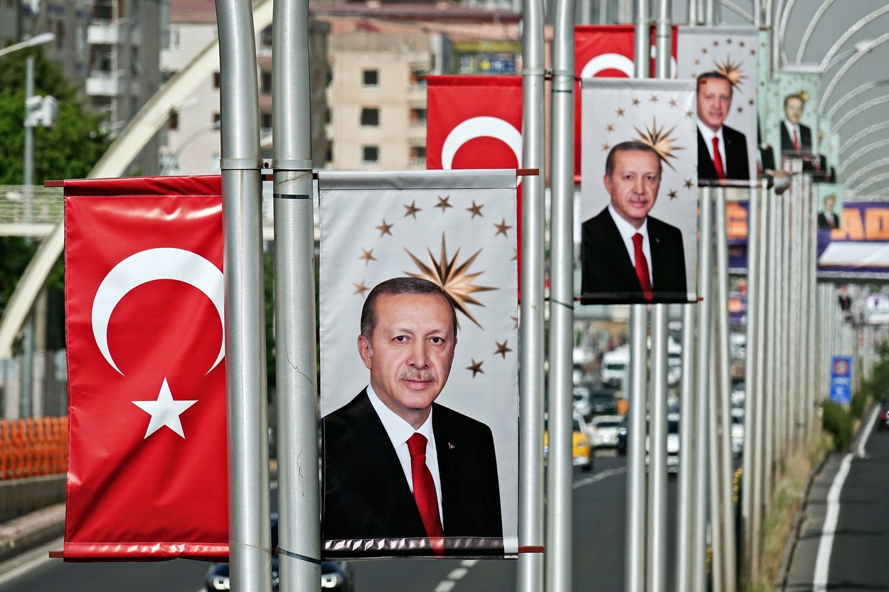 Un băiat de 16 ani din Turcia a fost arestat pentru că i-a desenat mustăți lui Erdogan pe un afiș electoral