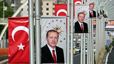 Un șir de afișe electorale cu președintele Turciei Recep Tayyp Erdogan montate pe o stradă din Diyarbakir, Turcia, pe 25 mai 2023.