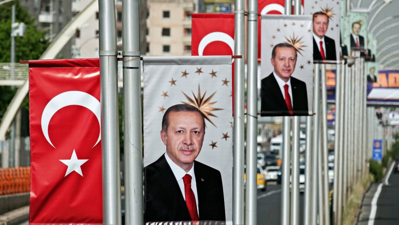 Un șir de afișe electorale cu președintele Turciei Recep Tayyp Erdogan montate pe o stradă din Diyarbakir, Turcia, pe 25 mai 2023.