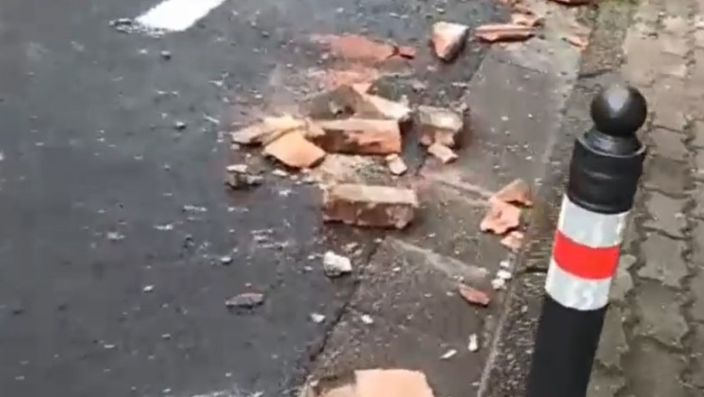 Cărămizi căzute pe o stradă în urma cutremurului de 5,2 pe Richter cu epicentrul în județul Arad pe 6 iunie 2023