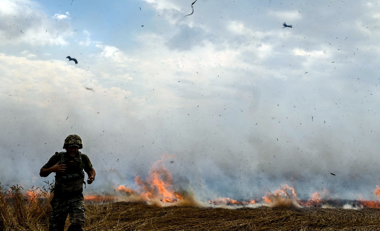 Rusia şi Ucraina se acuză reciproc de explozii la cea mai lungă conductă cu amoniac din lume. Mii de oameni au fost evacuați în Herson