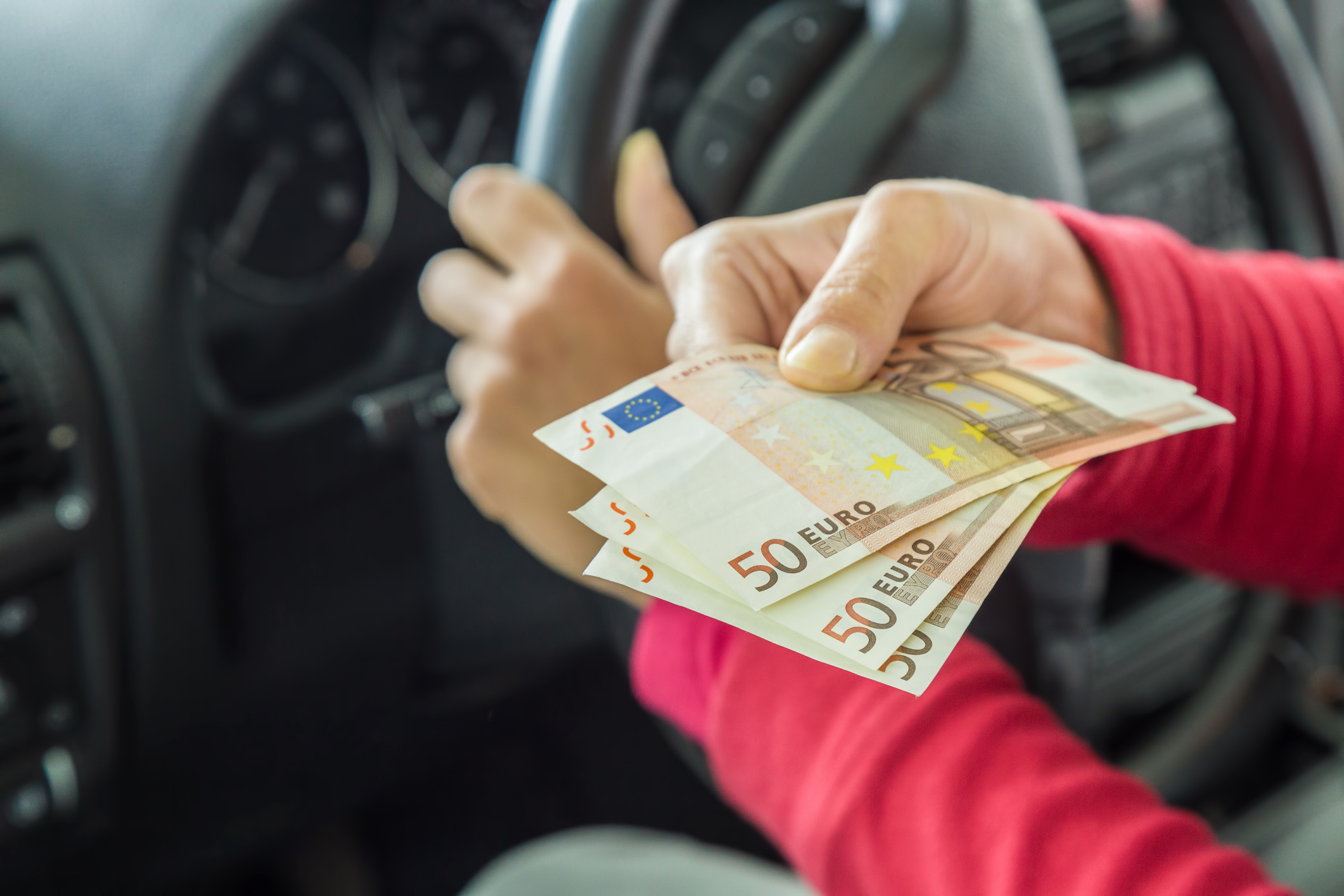 Polițistă de frontieră acuzată că a luat 200.000 de euro mită. Ascundea banii în sutien și avea acasă o agendă unde nota "încasările"