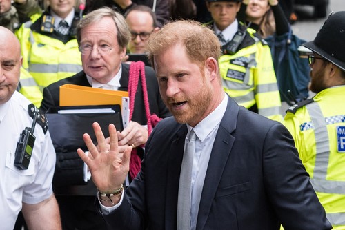 Prințul Harry acuză presa britanică de practicarea interceptărilor telefonice la scară largă