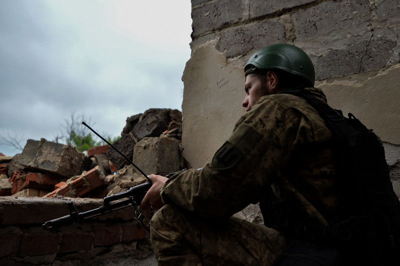 soldat ucrainean stă de veghe în apropierea liniei frontului