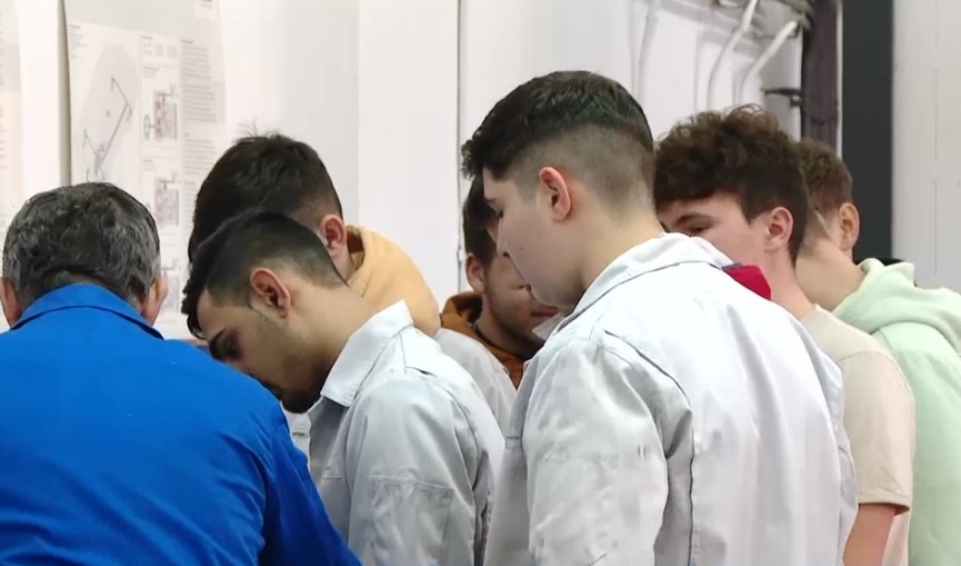 Meseria, brățară de aur. Tot mai mulți adolescenți aleg școlile profesionale. Care e cea mai căutată specializare