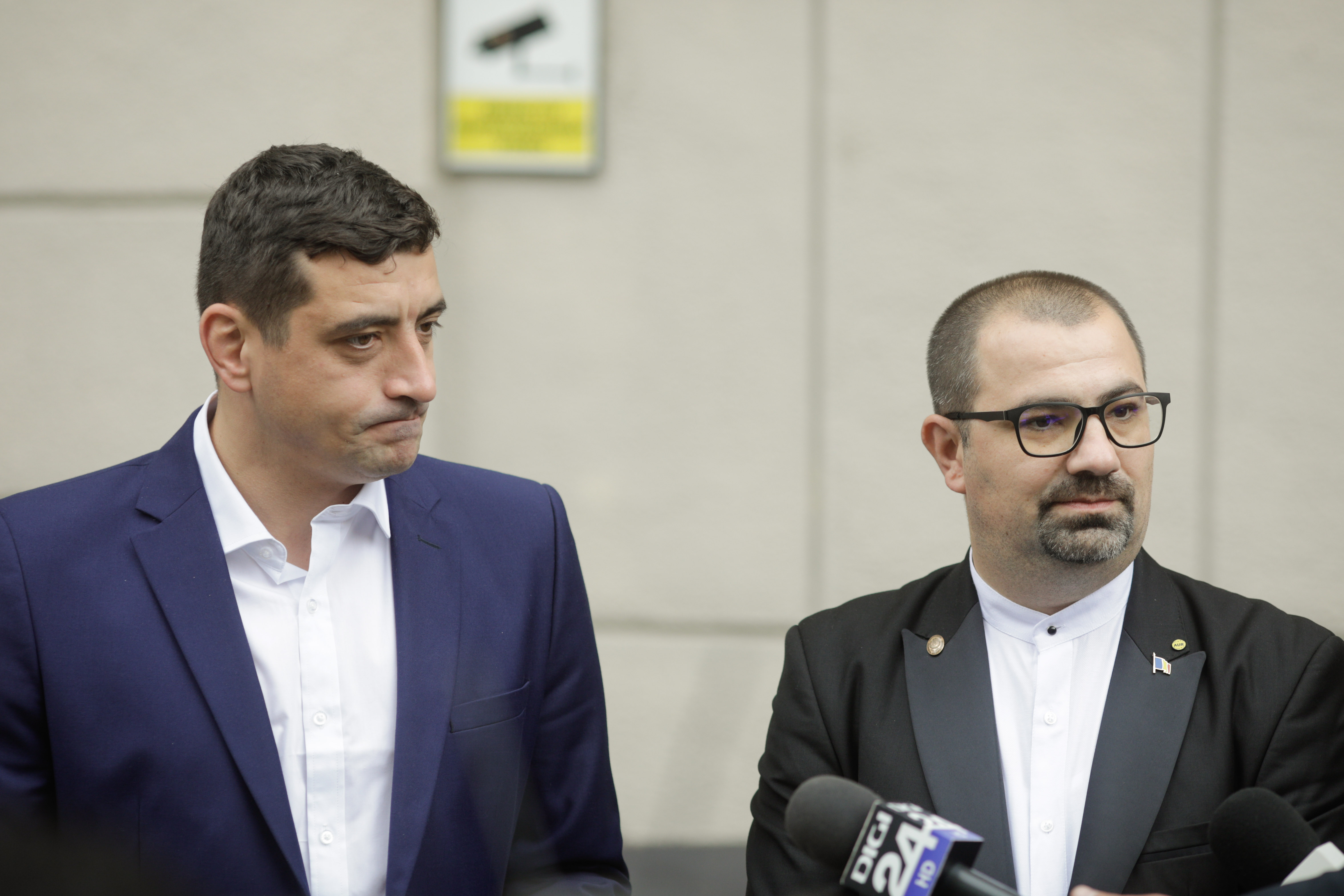 Deputatul AUR care a sunat noaptea parlamentari și i-a înjurat va fi exclus din partid. Simion: „Are o problemă cu alcoolul”