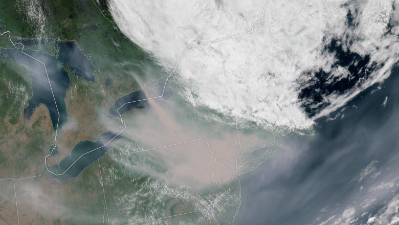 Un nor de fum se înalță în aer din cauza incendiilor din Canada.