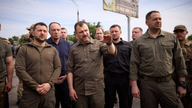 Președintele Ucrainei Volodimir Zelenski vizitează zonele afectate de inundații din Herson pe 8 iunie 2023.