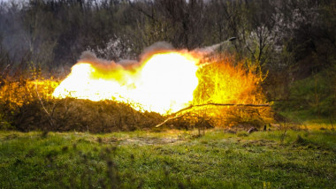 Un tanc trage un obuz în regiuna ucraineană Bahmut.