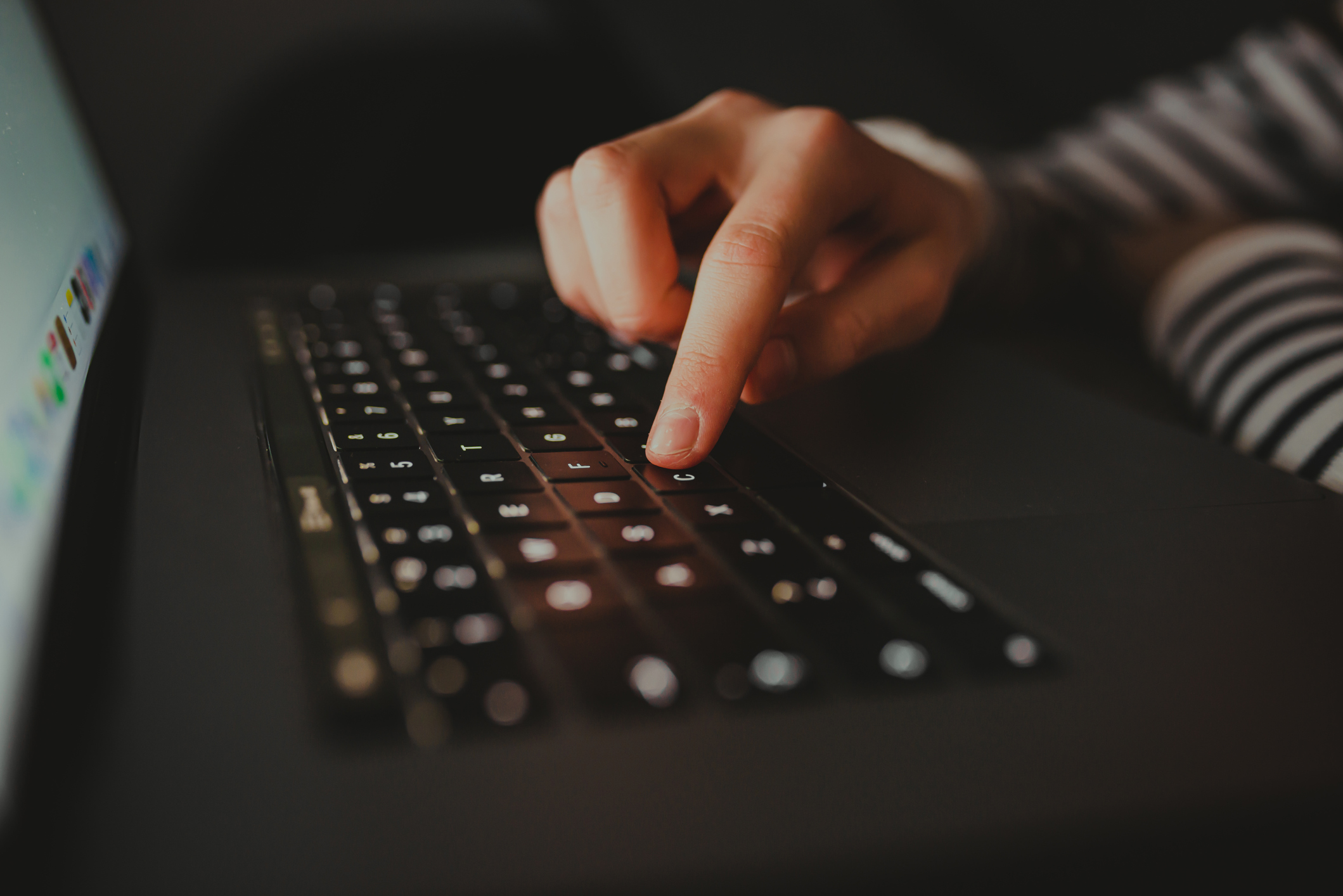 Destăinuirea online a unei eleve i-a adus 7 ani de închisoare profesorului ei. Bărbatul, condamnat definitiv după 5 ani