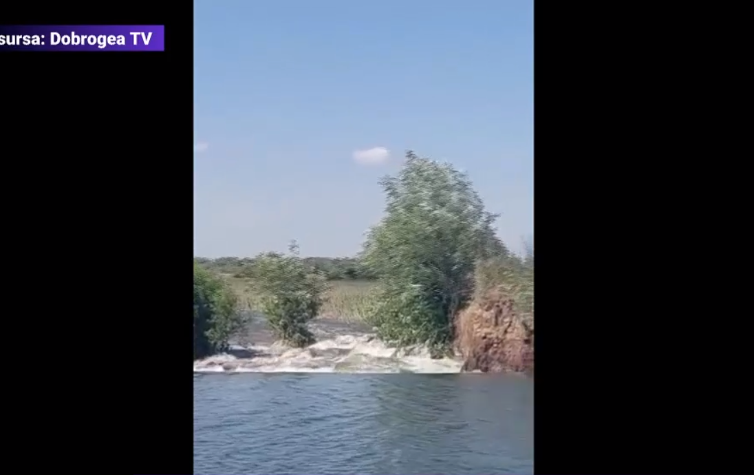 Un dig din Delta Dunării s-a rupt. Mai multe terenuri au fost inundate